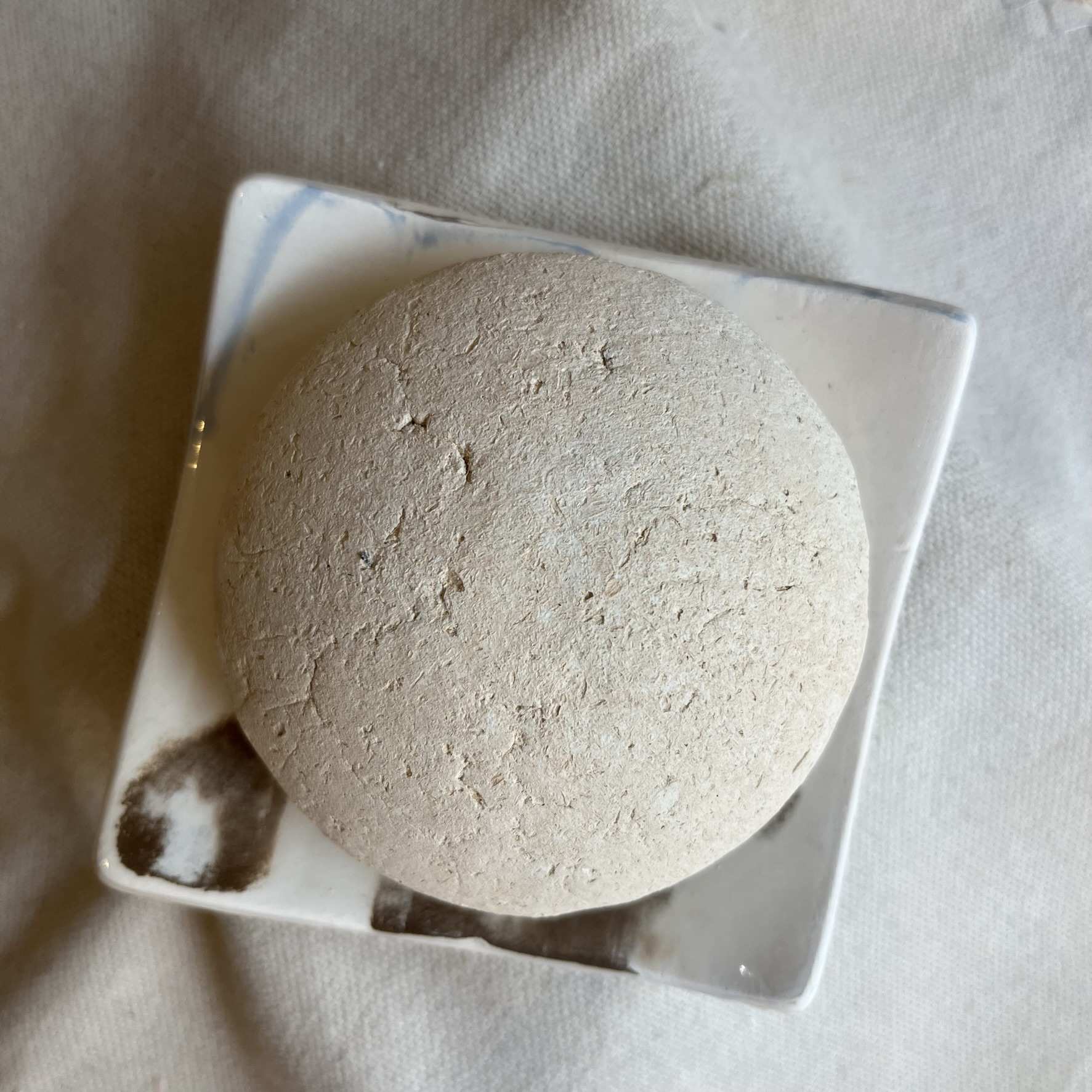 Pierre à savon sur un porte savon