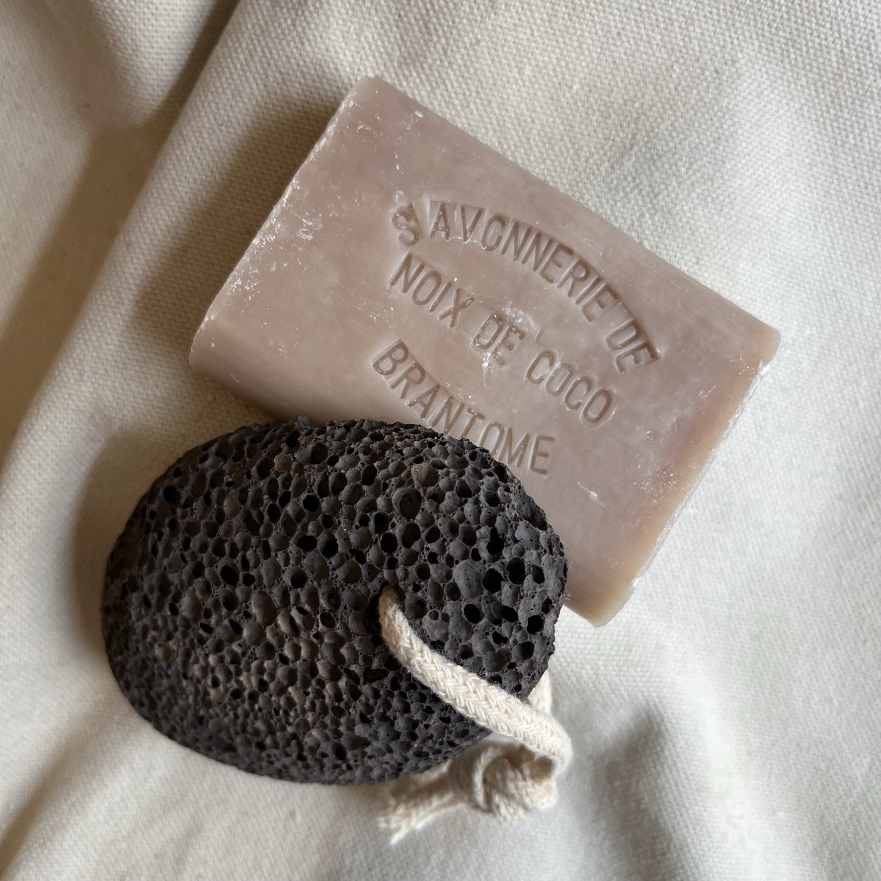 Pierre ponce naturelle accompagnée d'un savon naturel